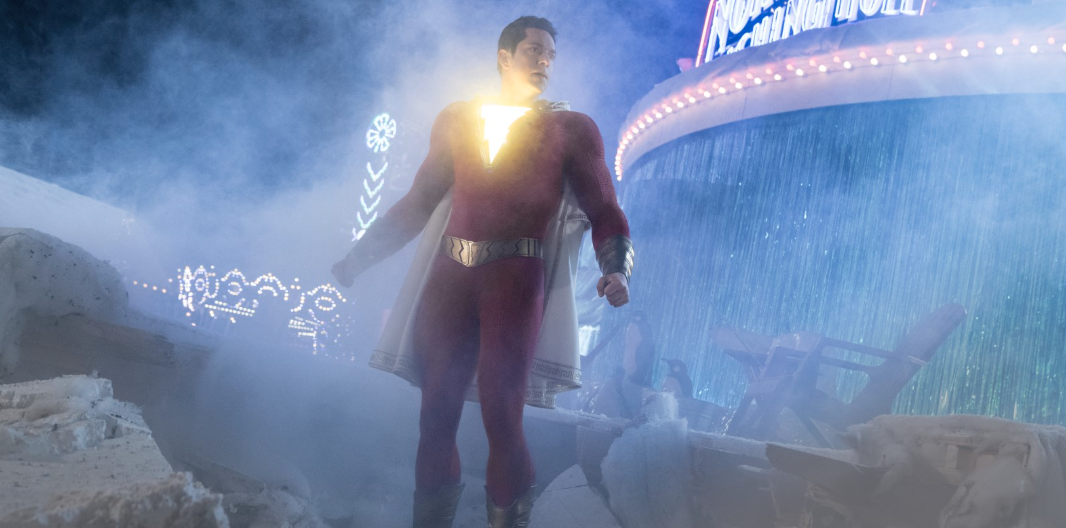 Shazam 2 : le super-héros montre son nouveau costume dans un premier teaser