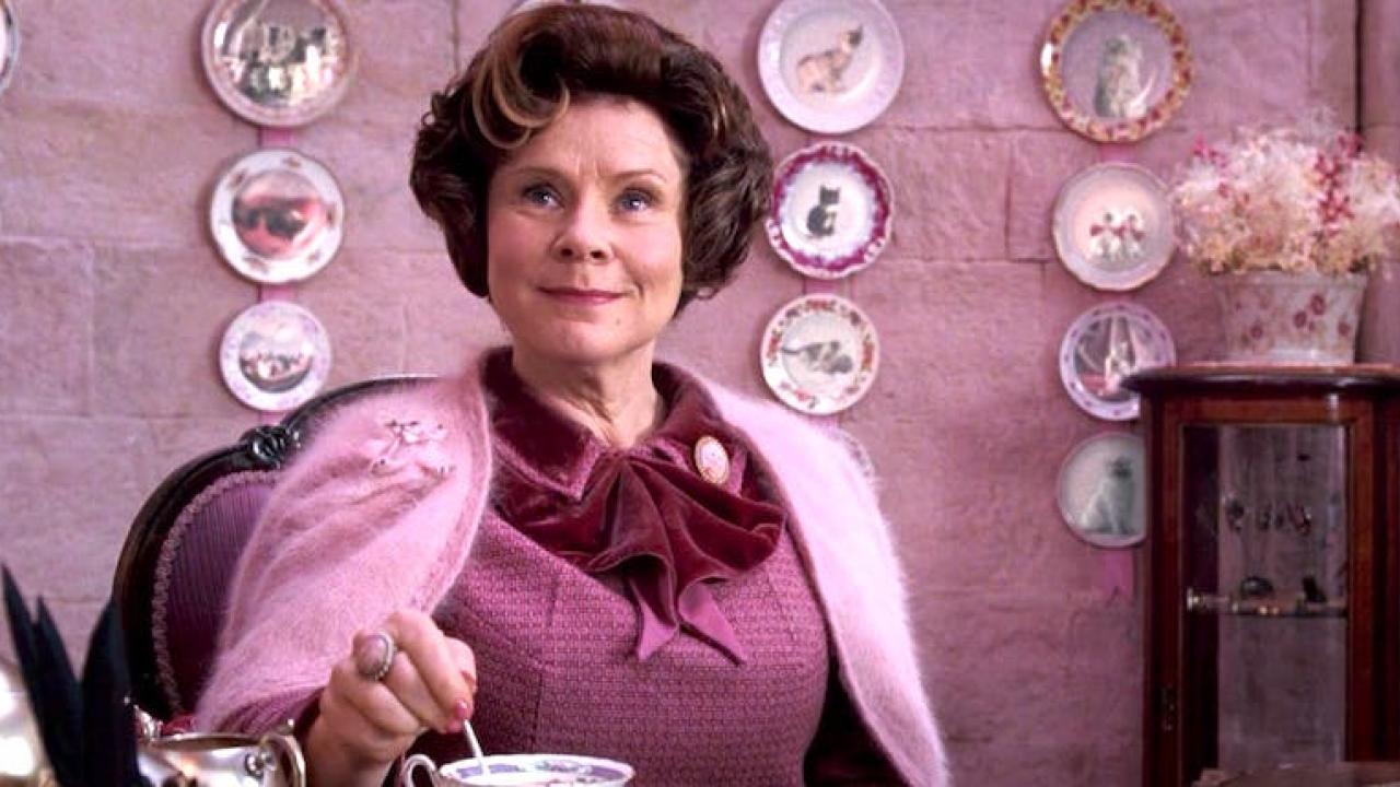 The Crown : Imelda Staunton dans la peau de la reine ! Découvrez la première photo !