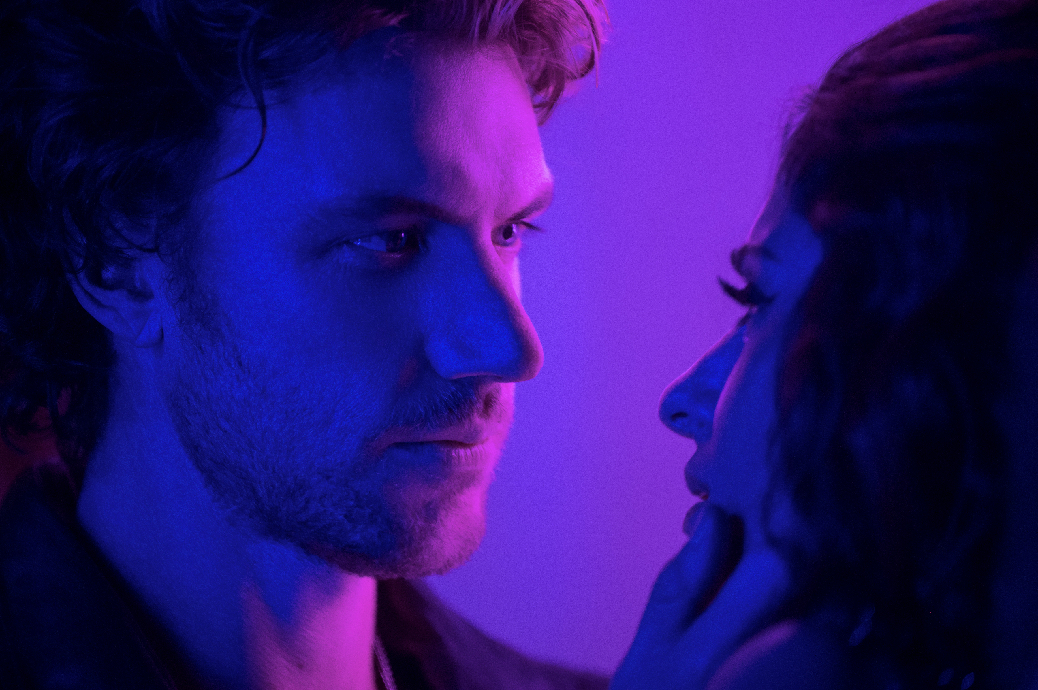 Sex/Life : Sarah Shahi et Adam Demos se confient sur leur rencontre et leur couple