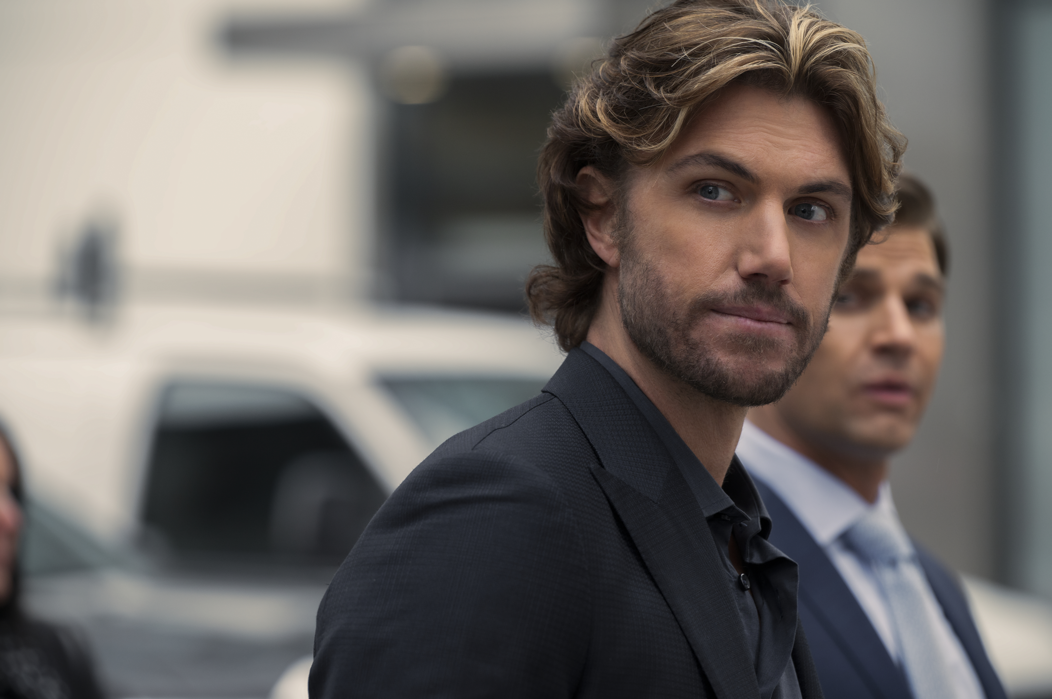 Sex/Life sur Netflix : Adam Demos a-t-il utilisé une doublure pour sa scène de nu ?