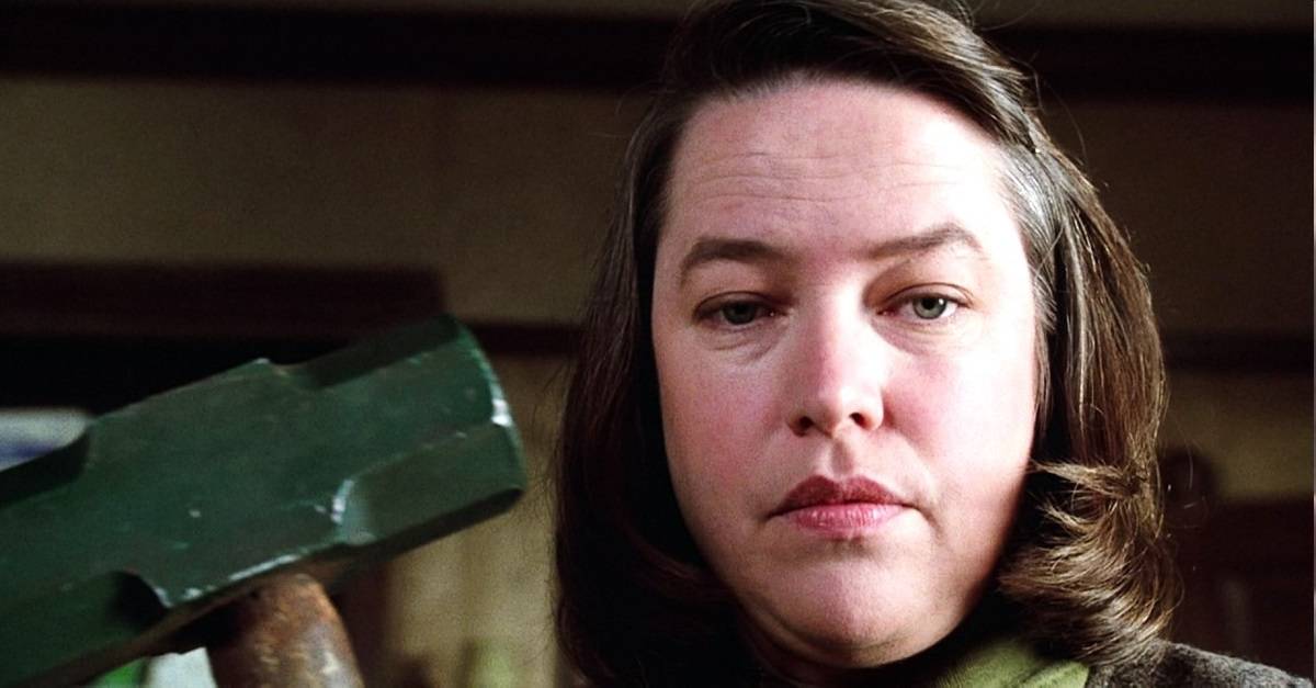 L'image du jour : Annie (Kathy Bates) aux petits soins dans Misery
