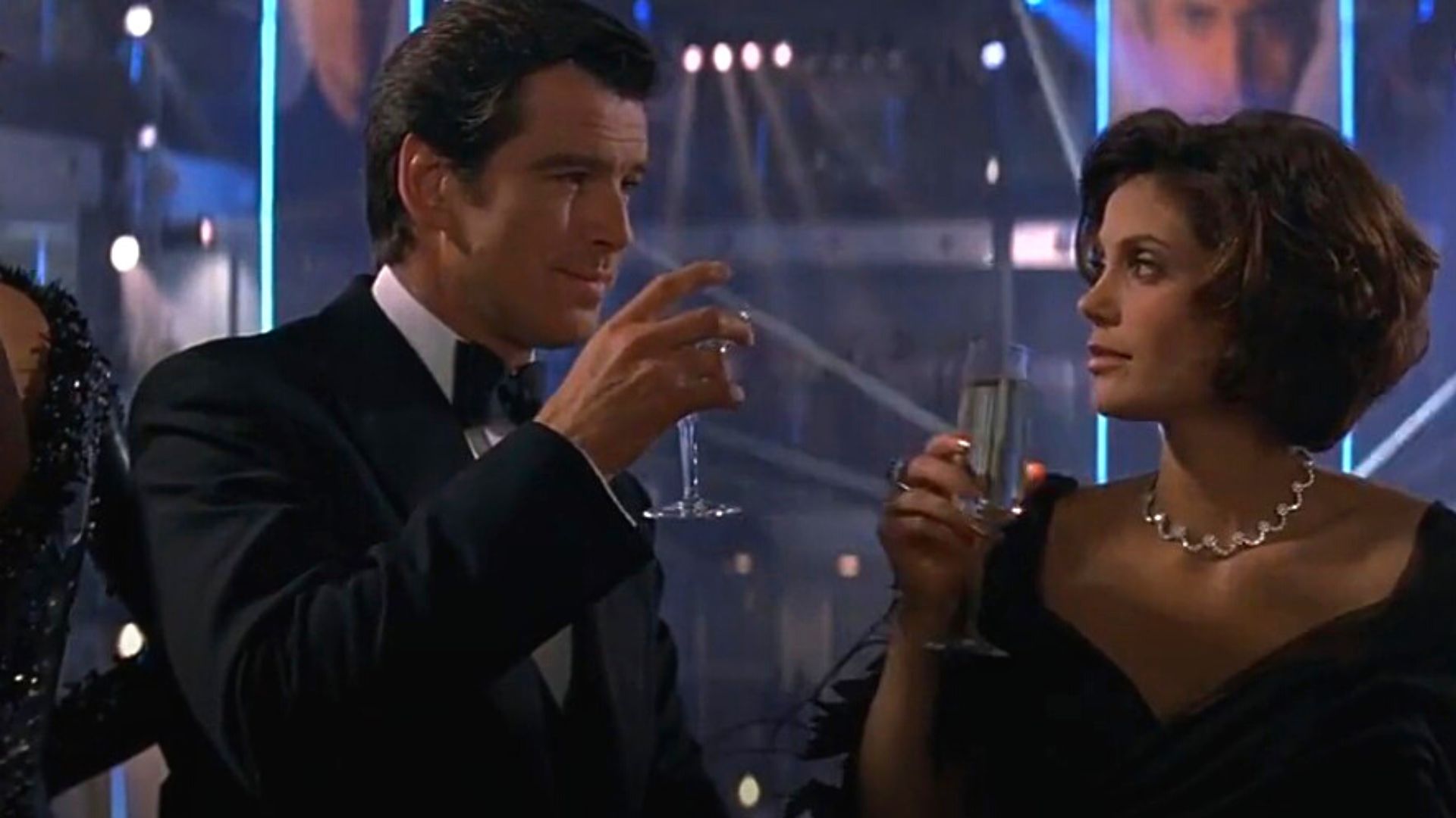 Demain ne meurt jamais : l’ambiance était électrique entre Teri Hatcher et Pierce Brosnan
