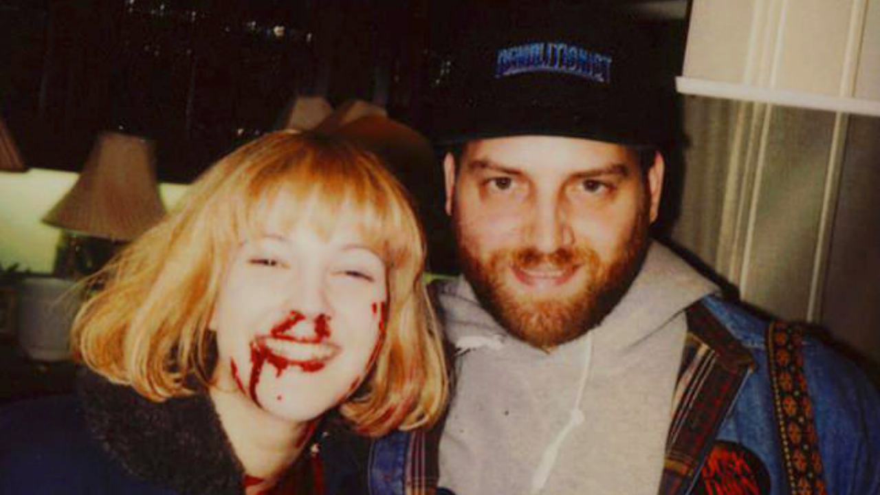 L'image du jour : Drew Barrymore et Robert Kurtzman sur le tournage de Scream en 1996