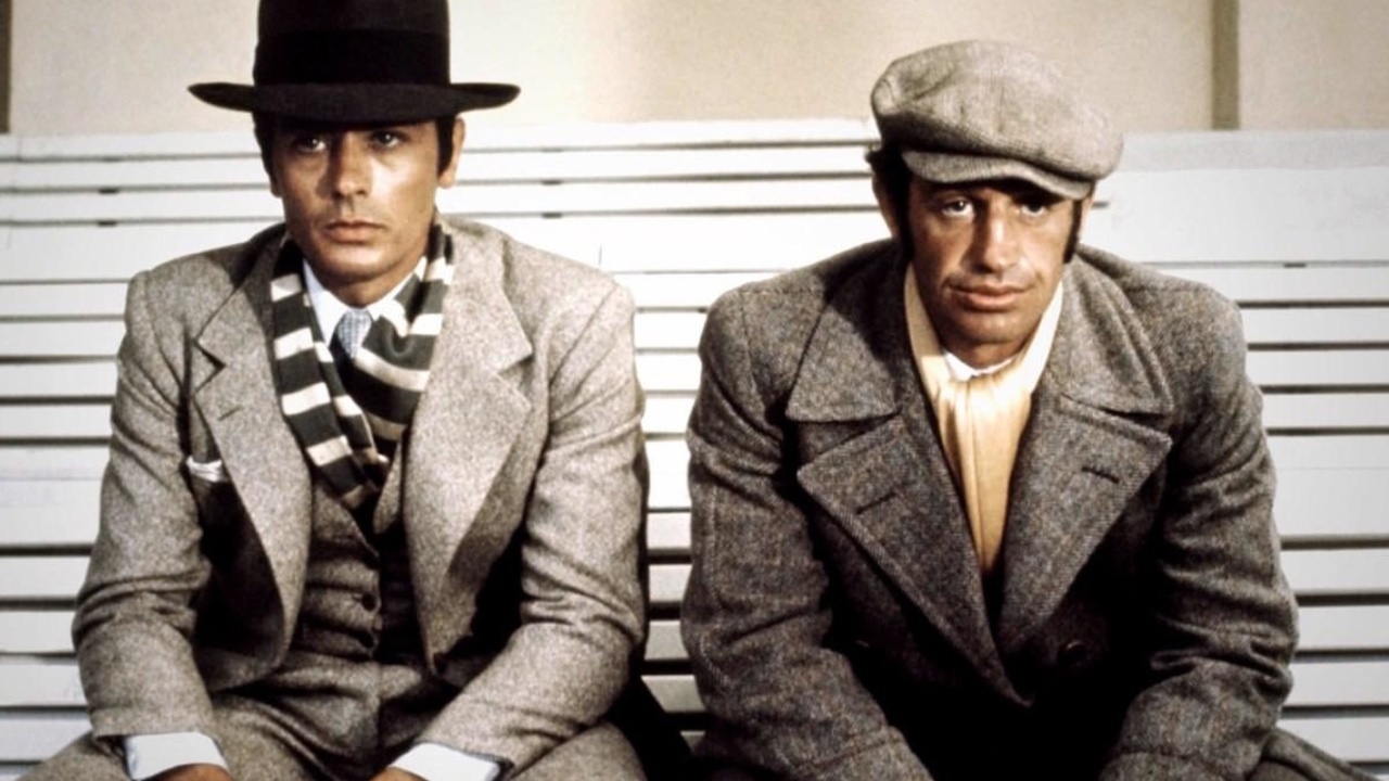 L'image du jour : amitié ou rivalité entre Alain Delon et Bebel dans le film Borsalino ?