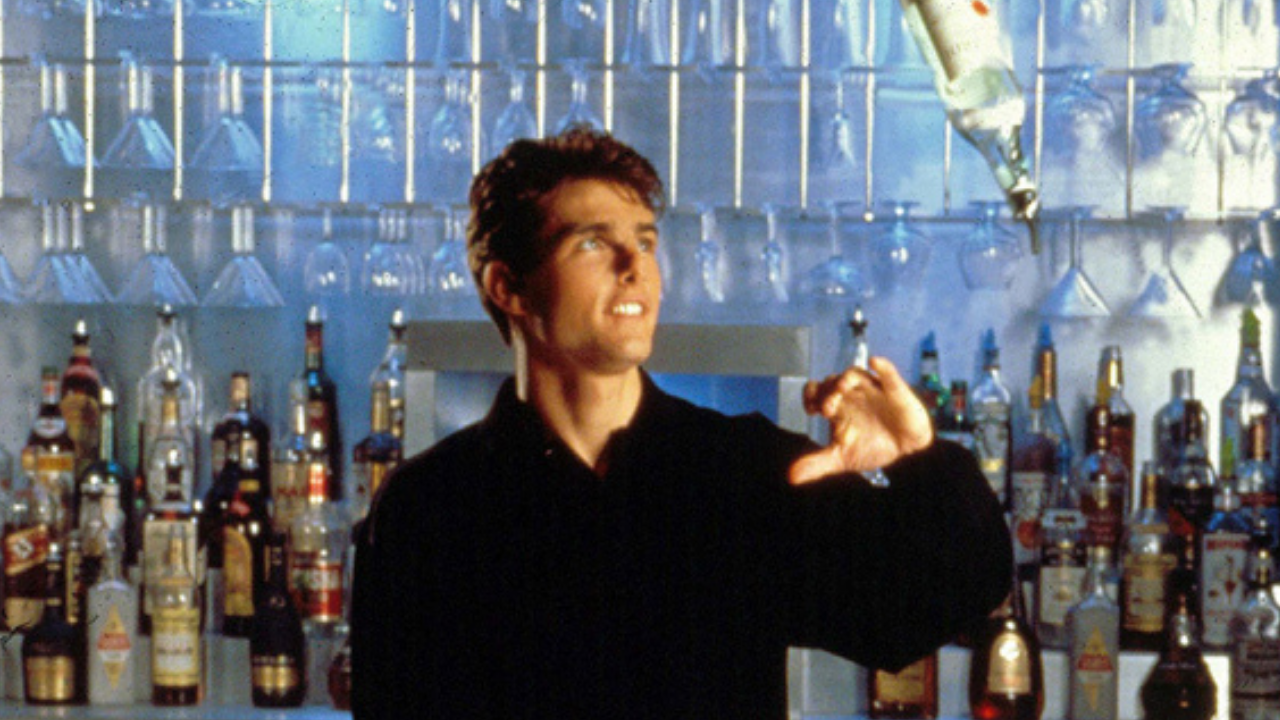 L'image du jour : Tom Cruise en barman dans le film Cocktail