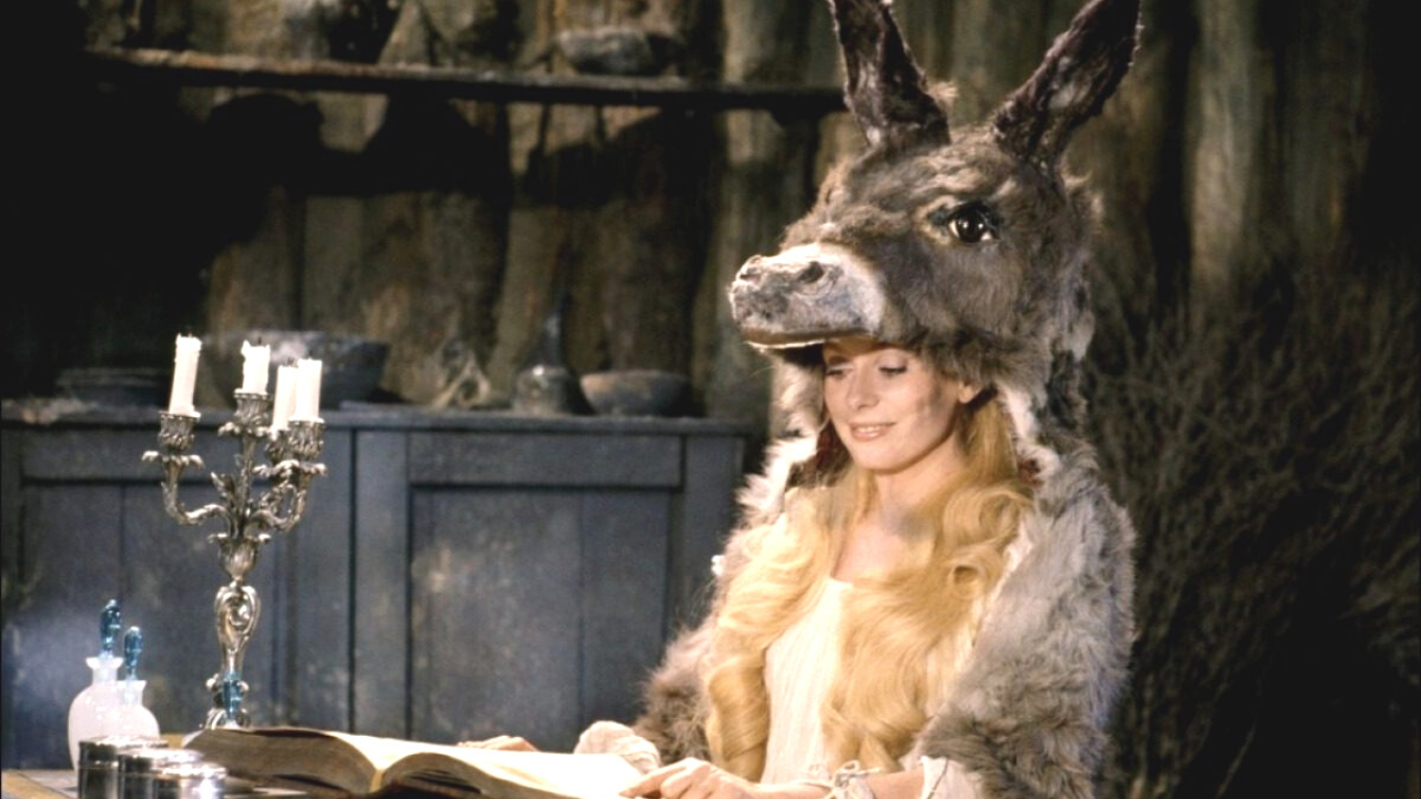 L'image du jour : quand Catherine Deneuve enfilait une peau d'âne pour le film de Jacques Demy