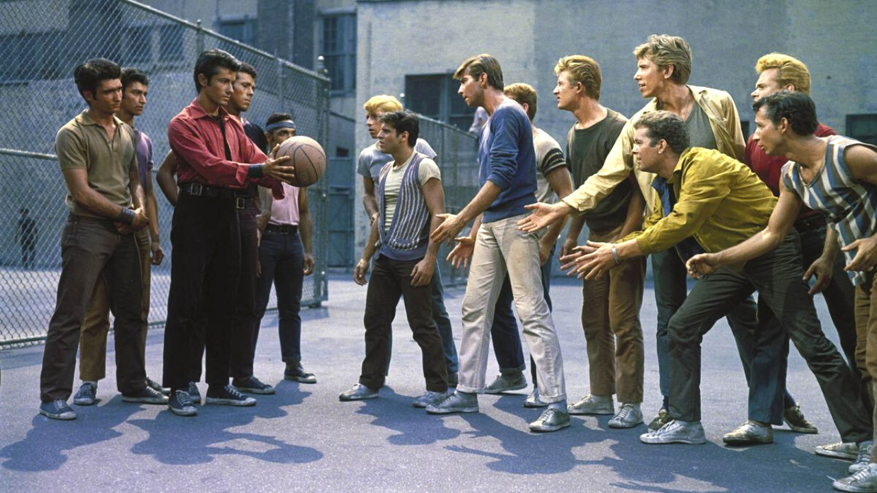 L'image du jour : battle de danse entre les Sharks et les Jets dans West Side Story