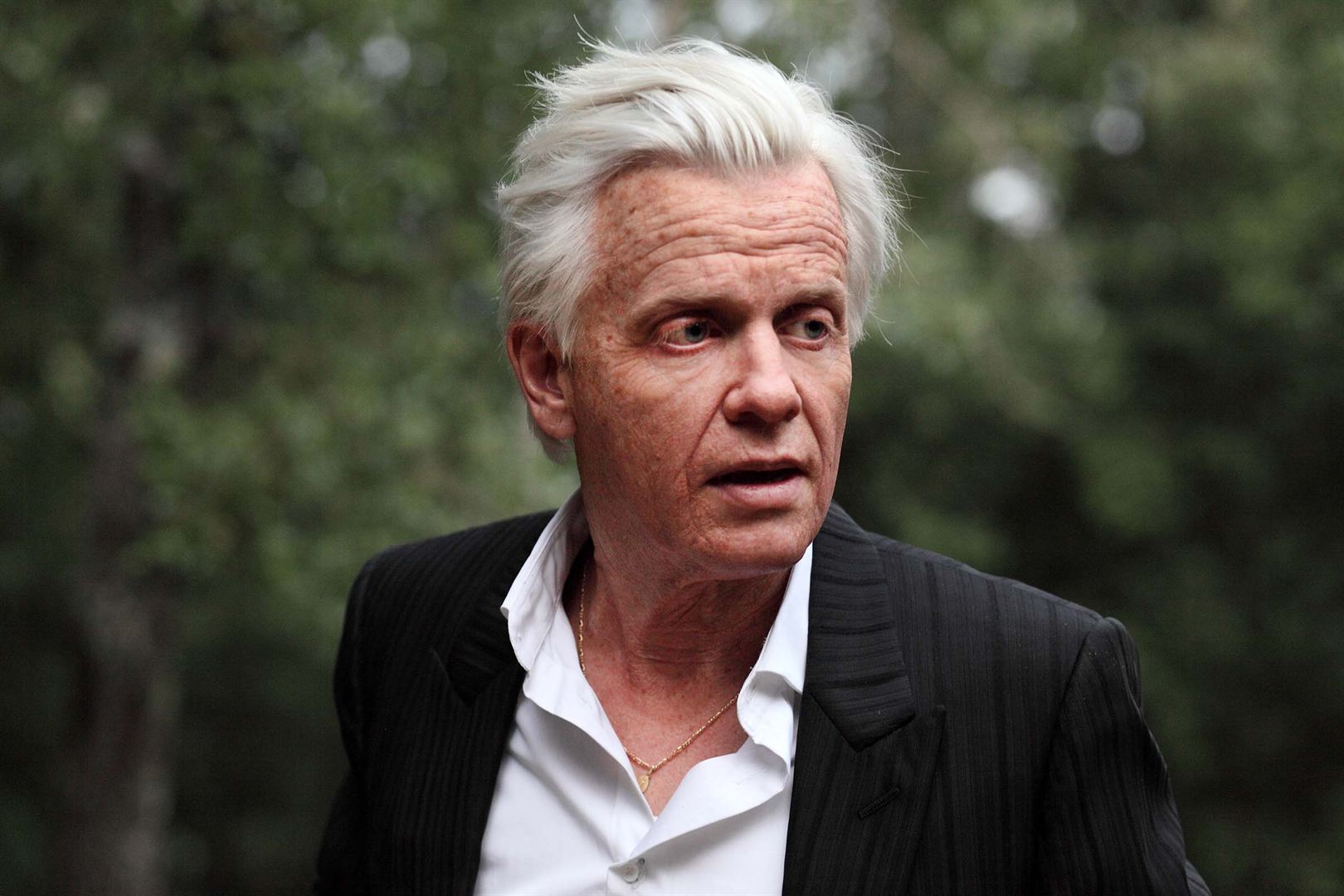 Guy : Alex Lutz chante-t-il vraiment dans le film ?