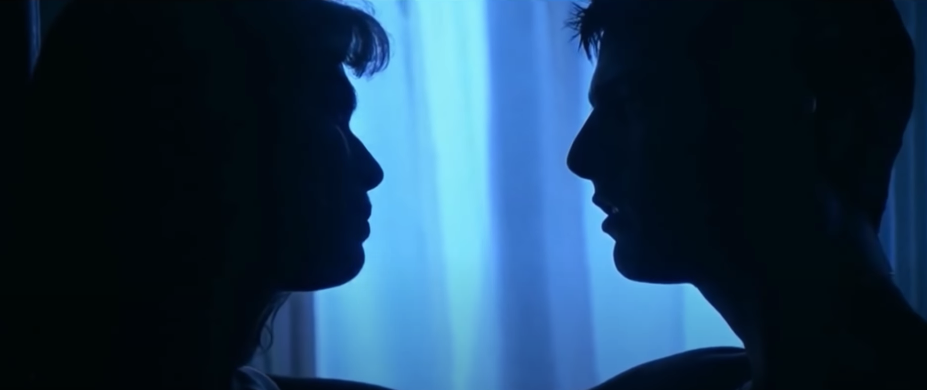 Top Gun : pourquoi la scène de sexe entre Tom Cruise et Kelly McGillis est si gênante