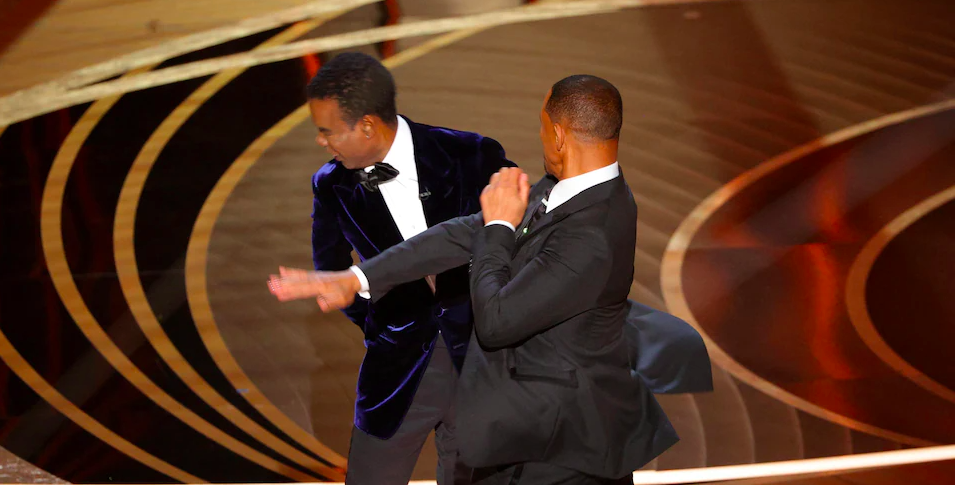 Sidération aux Oscars 2022 : Will Smith frappe Chris Rock en plein direct