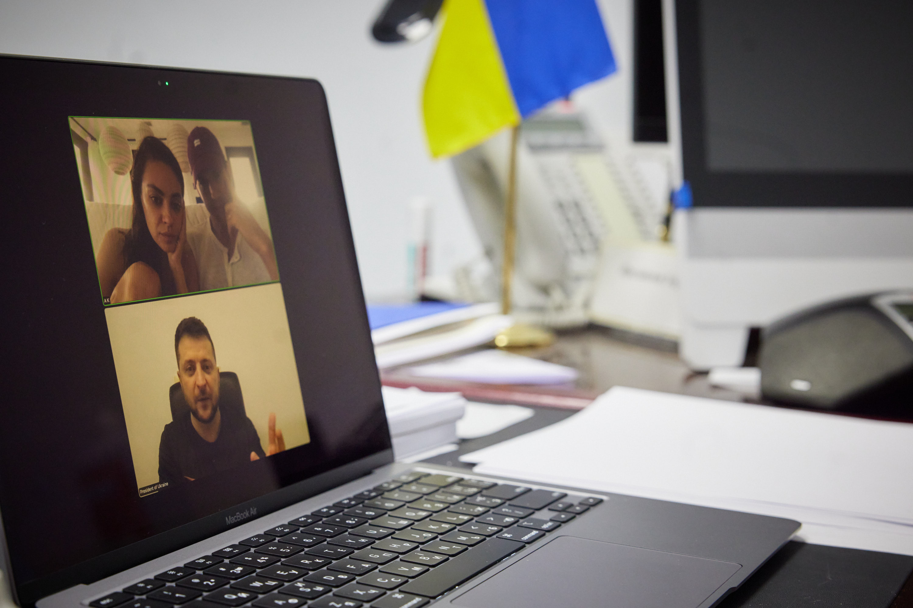 Guerre en Ukraine : le président Zelensky remercie Ashton Kutcher et Mila Kunis pour leur soutien