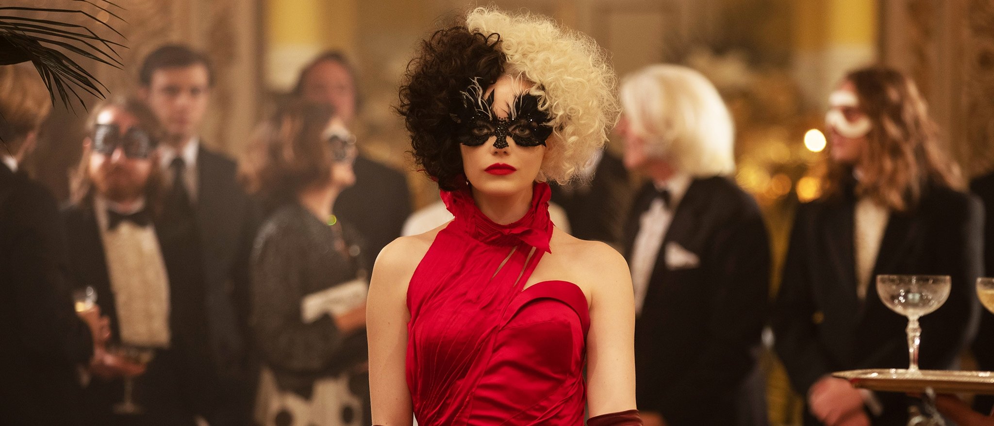 Cruella : pourquoi les costumes ont posé problème à Emma Stone et Emma Thompson ?
