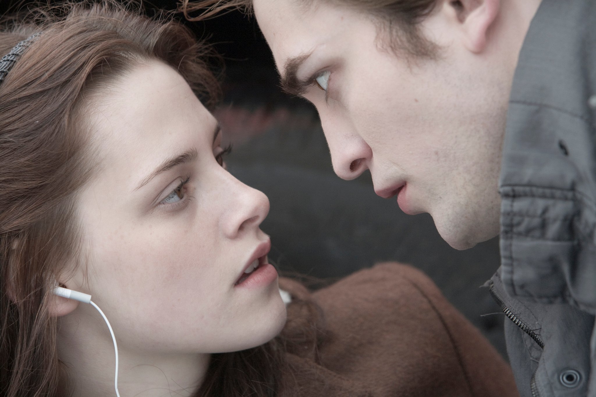 Twilight chapitre 1 Fascination : Robert Pattinson aurait pu être condamné pour avoir embrassé Kristen Stewart