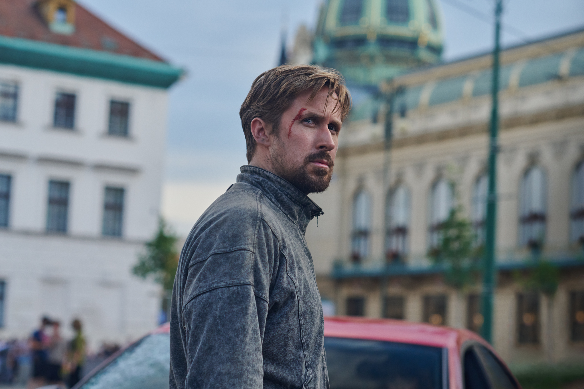 The Gray Man : Ryan Gosling face à Chris Evans dans le trailer explosif du thriller des frères Russo