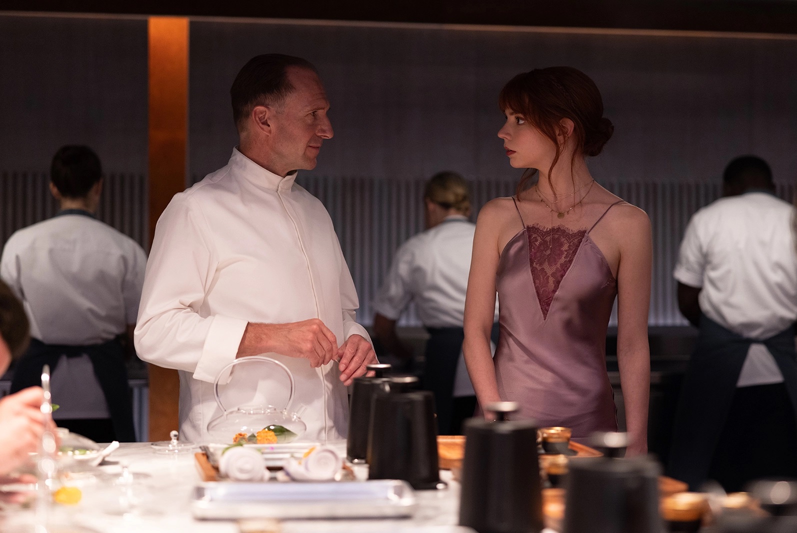 The Menu : Anya Taylor-Joy et Ralph Fiennes se dévoilent dans la bande-annonce d'un thriller gustatif
