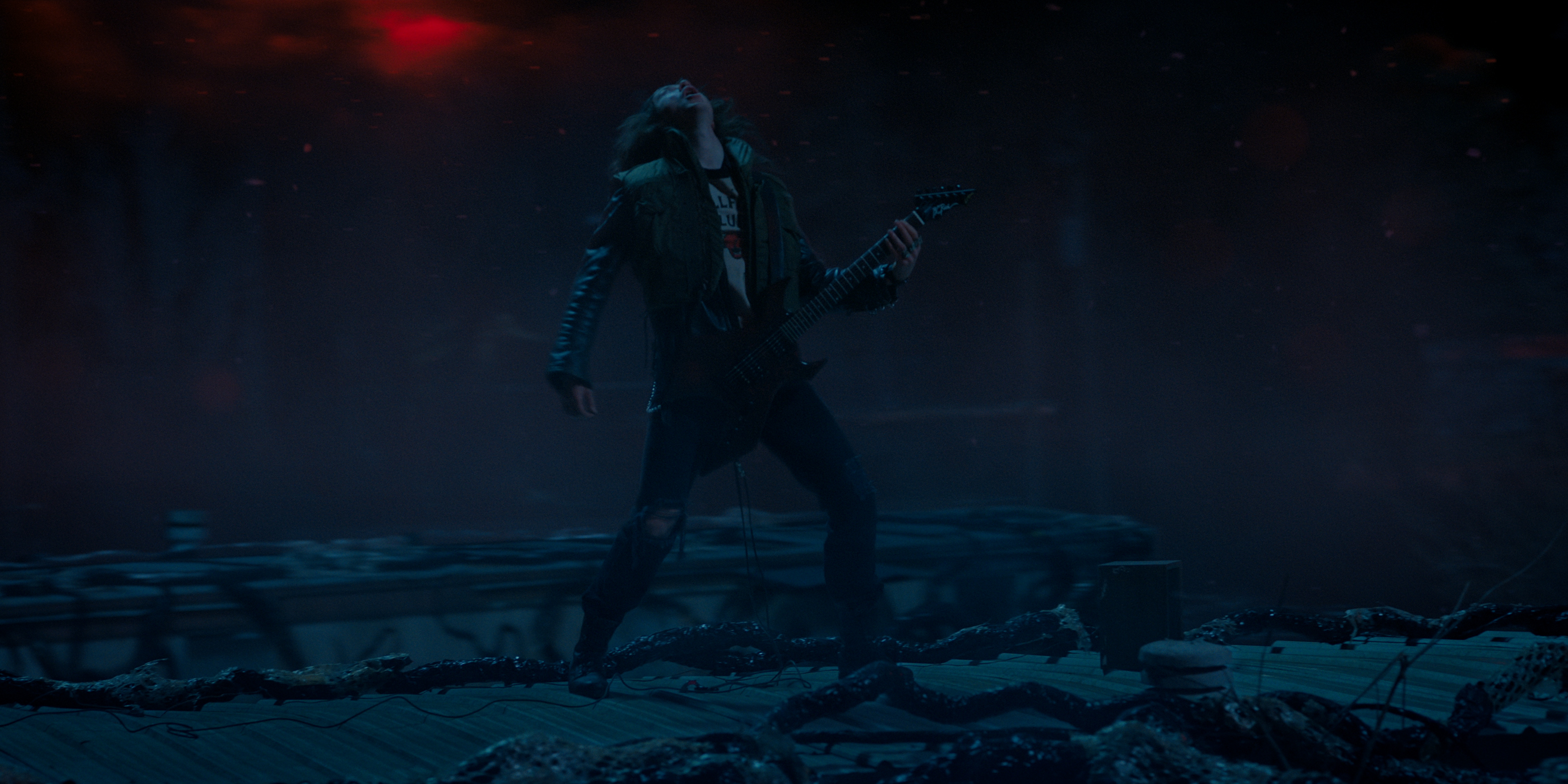 Stranger Things 4 : cette vidéo de Joseph Quinn (Eddie) répétant Metallica bluffe les fans