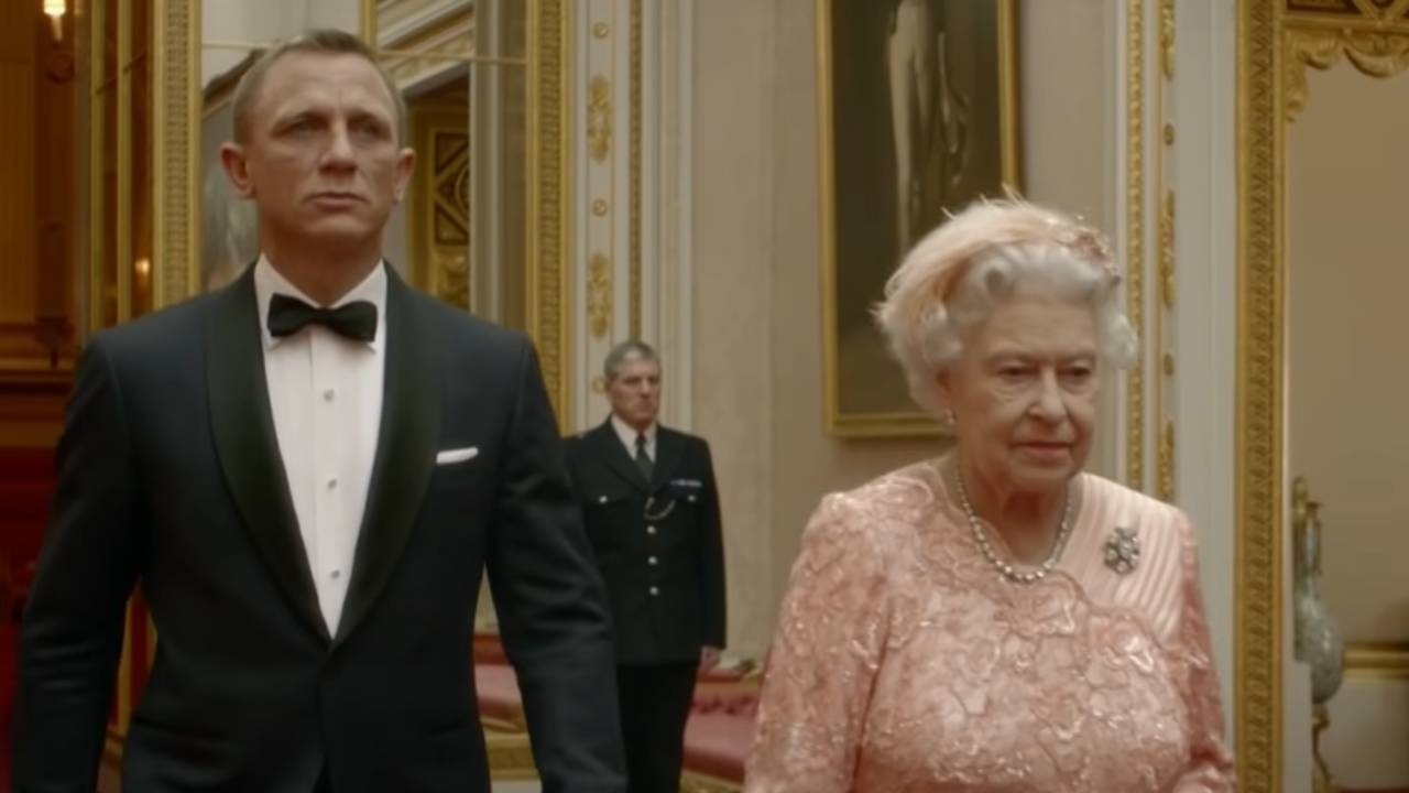 Elizabeth II : quand la reine donnait la réplique à James Bond et Paddington