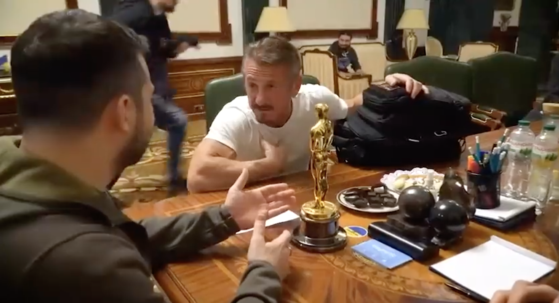 Sean Penn remet un de ses Oscars du Meilleur acteur à Volodymyr Zelensky