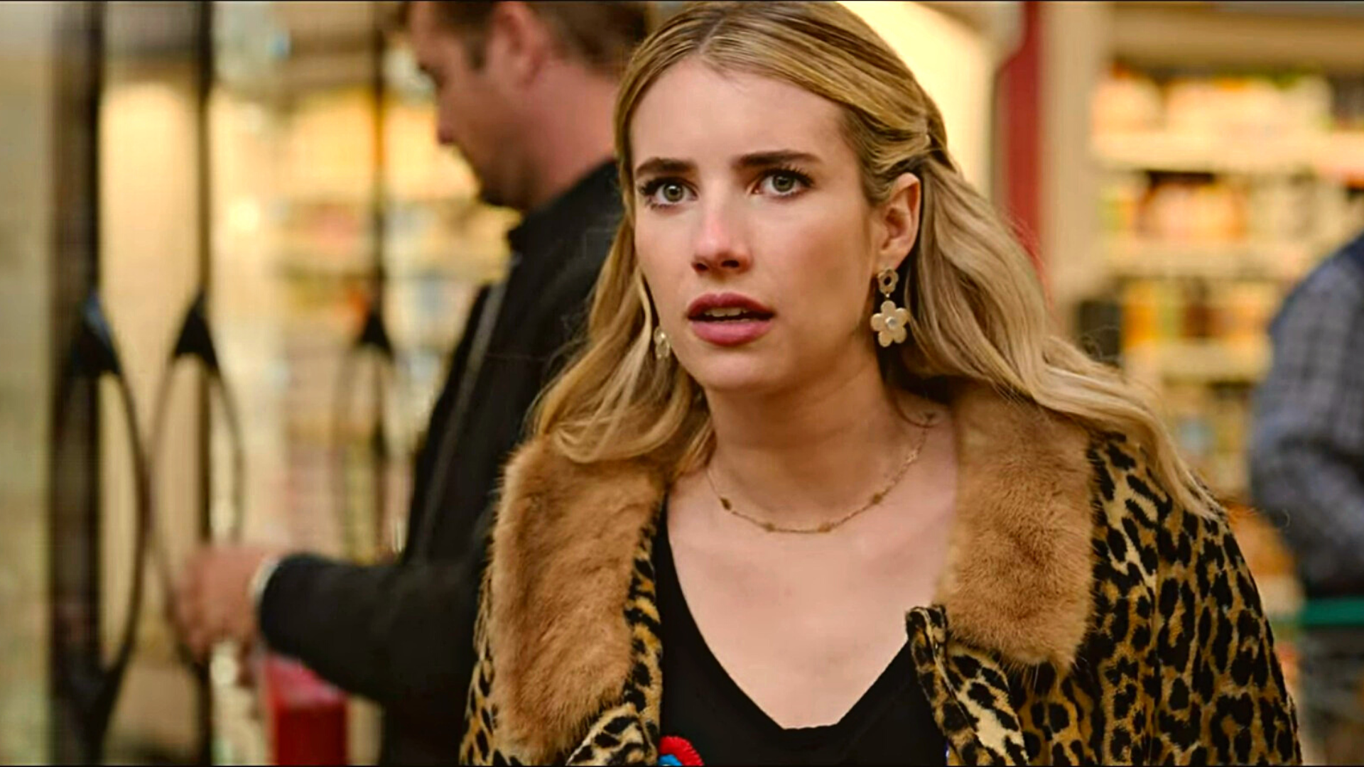 Holidate : qui est ce sosie de Ryan Gosling derrière Emma Roberts ?