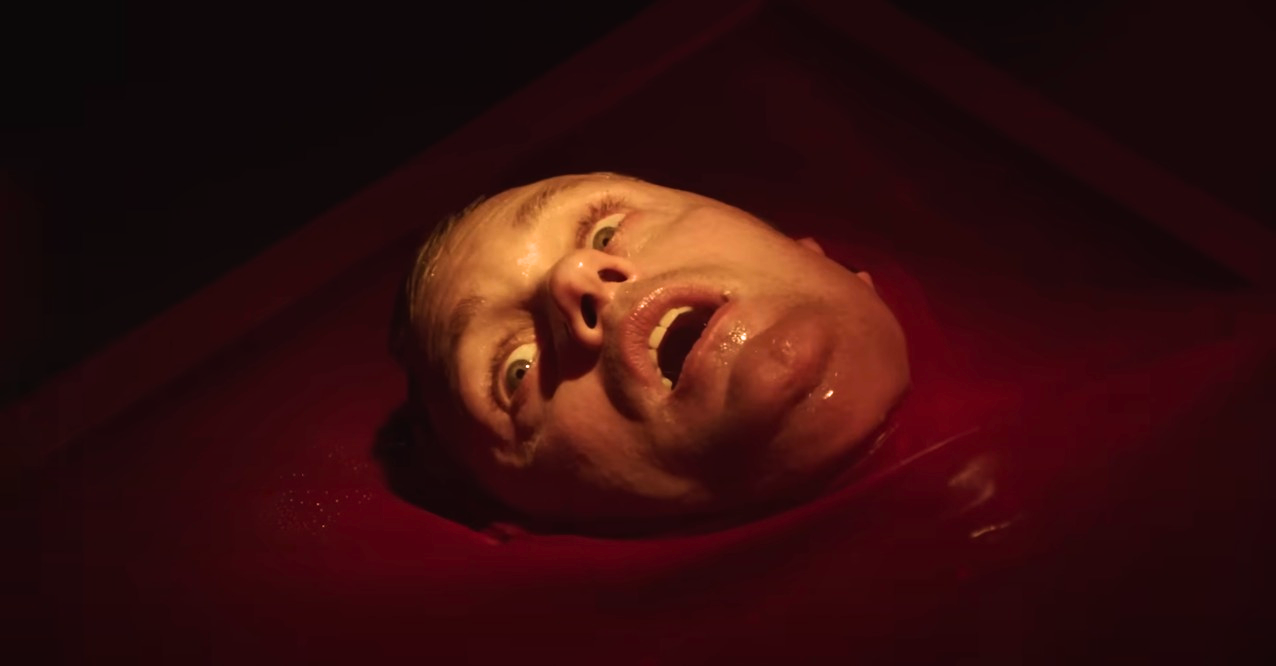 Alexander Skarsgård en plein cauchemar dans le trailer de "Infinity Pool"