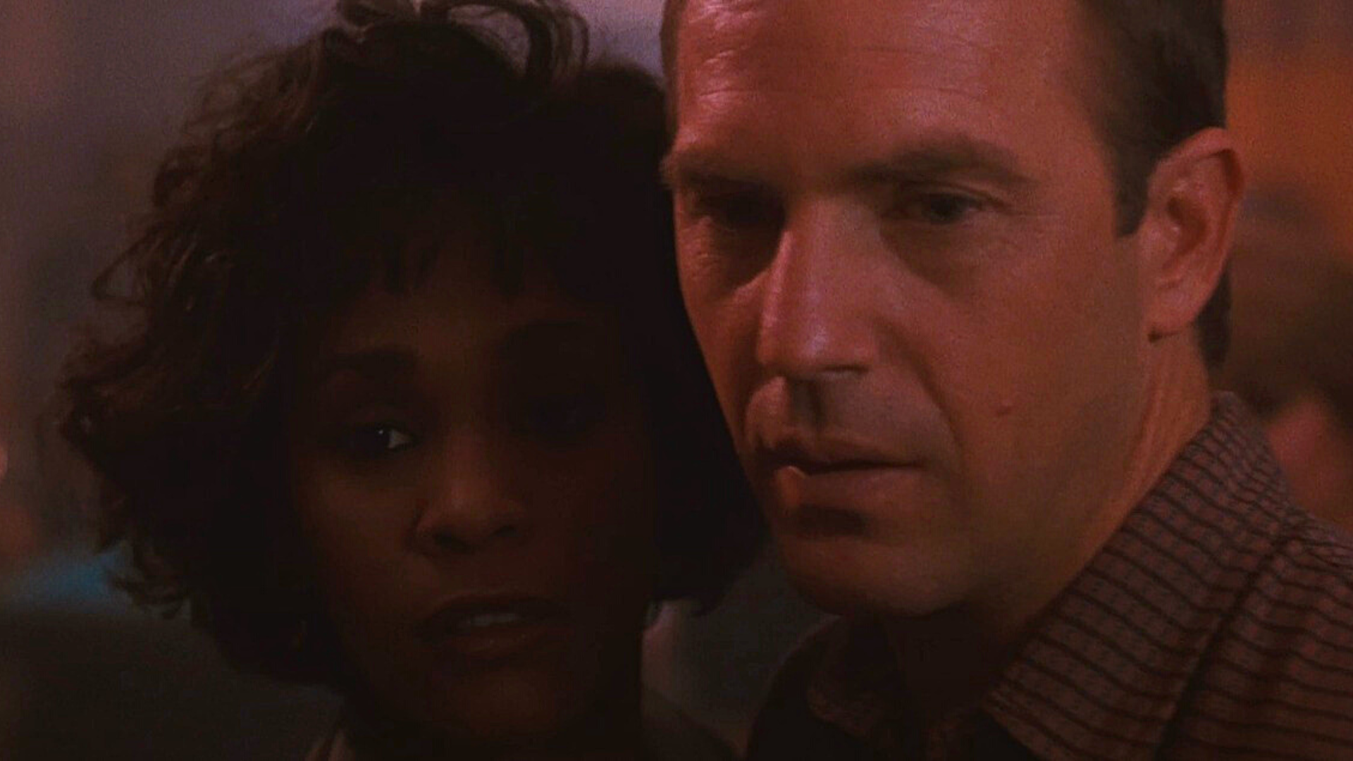 Kevin Costner rend hommage à Whitney Houston dans un discours pour Clive Davis