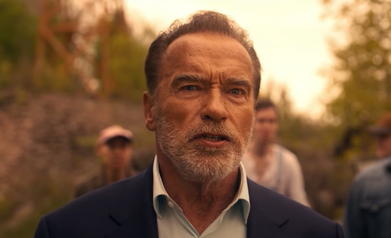 FUBAR : Arnold Schwarzenegger tire sur tout ce qui bouge dans le trailer de la série