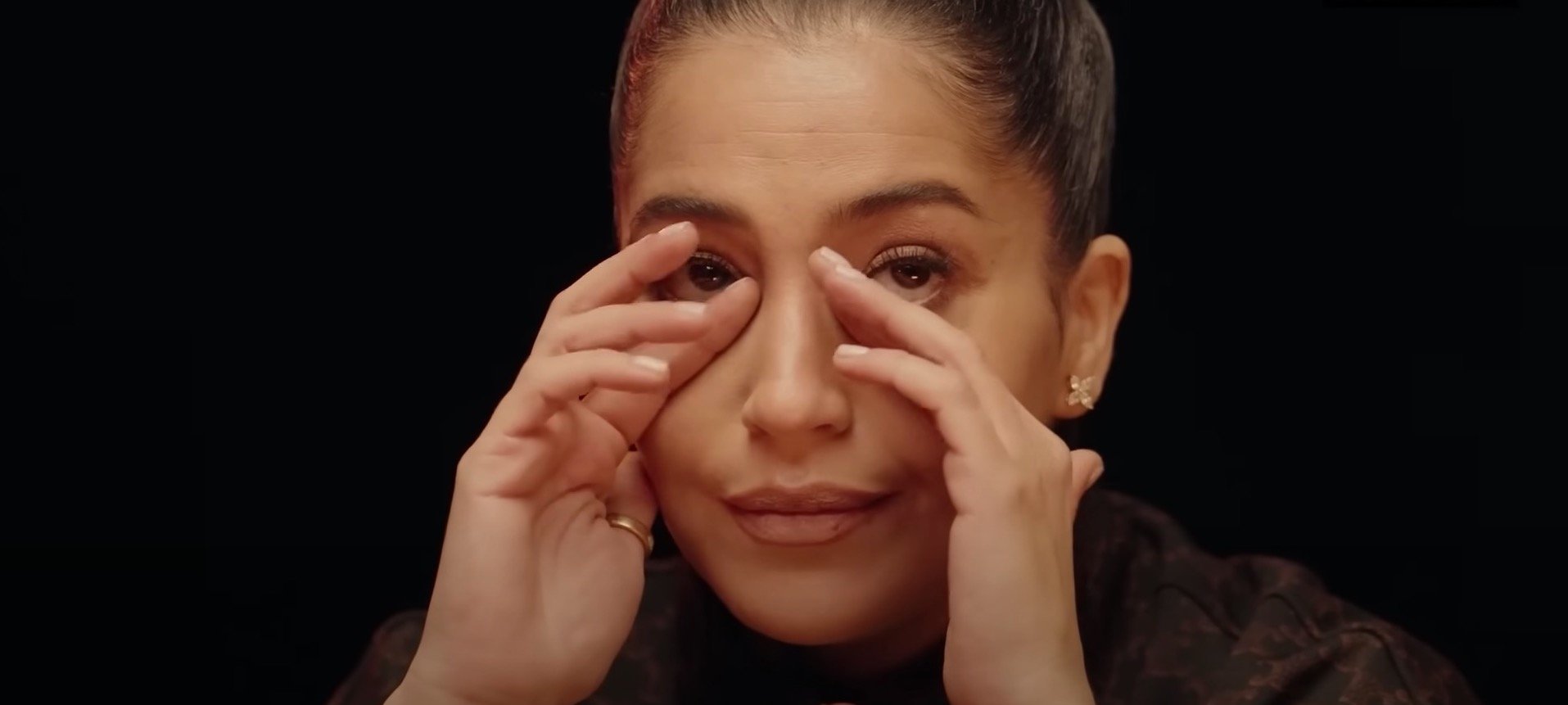 Leïla Bekhti fond en larmes dans une séquence hilarante de "Hot Ones"