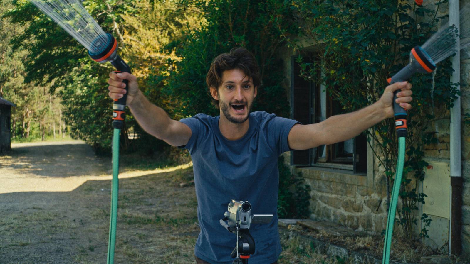 The book of solutions: Pierre Niney formidable in the new Michel Gondry