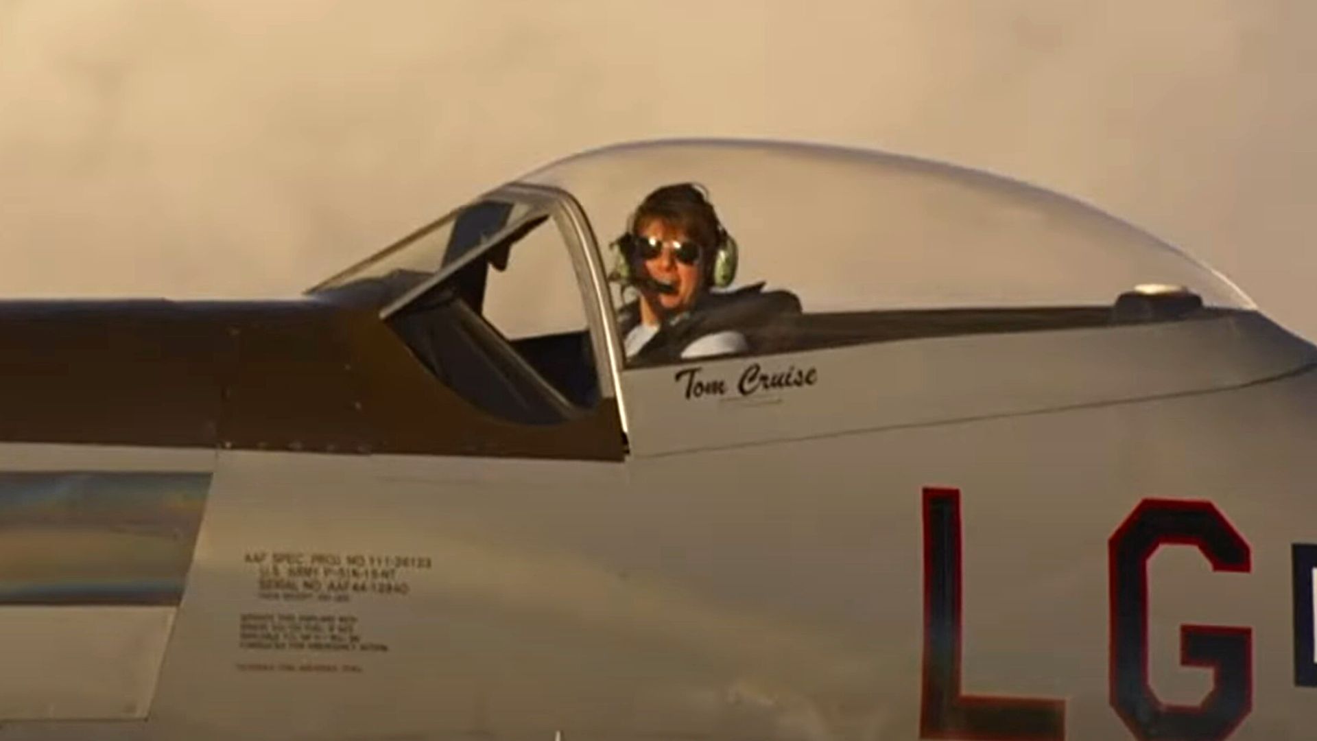 À bord d'un avion, Tom Cruise rend hommage à Charles III dans une vidéo géniale