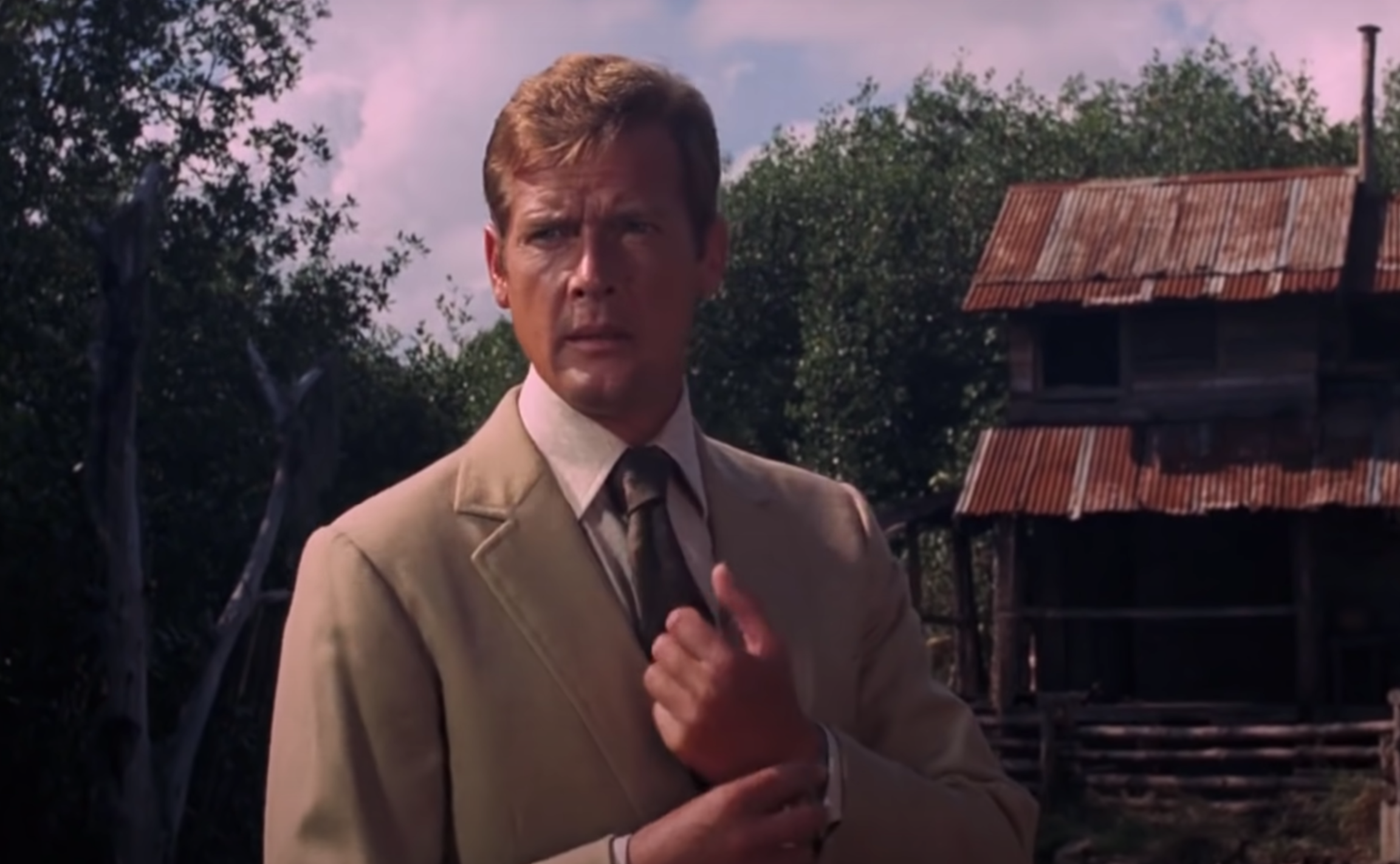 James Bond : quand Roger Moore se souvient du petit garçon de l'aéroport