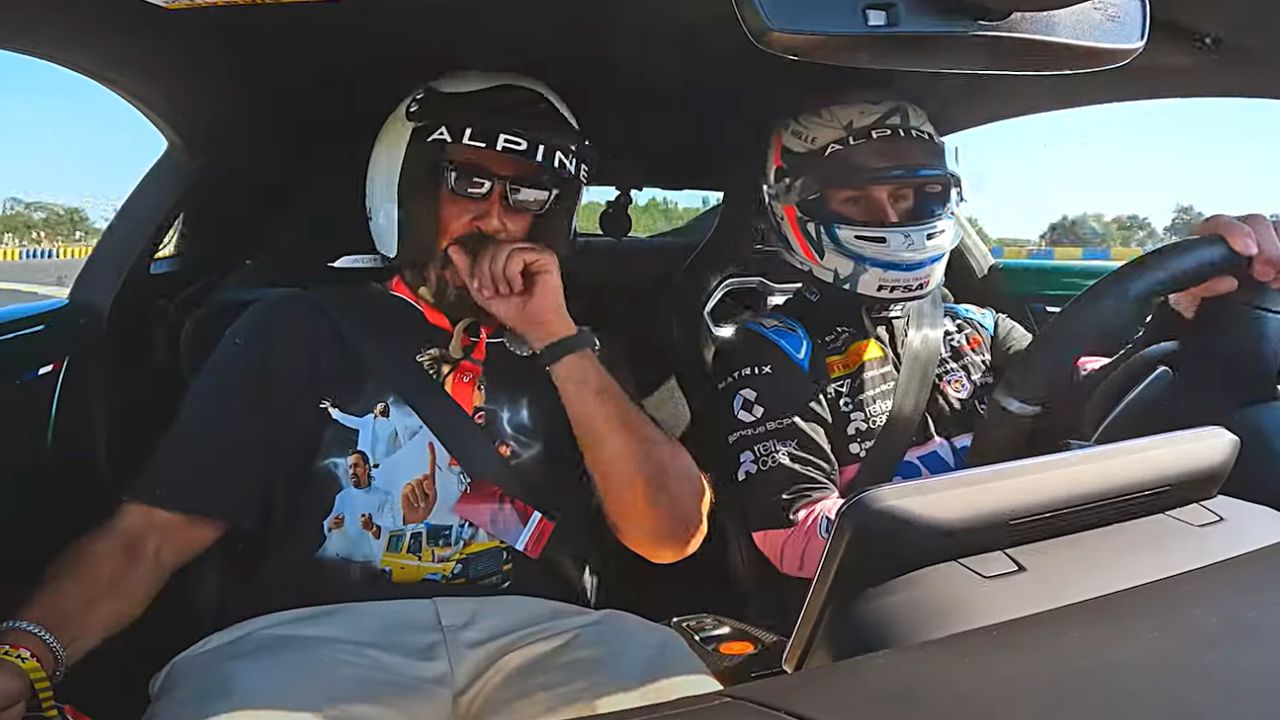 Jonathan Cohen en panique avec un pilote de course dans une vidéo hilarante