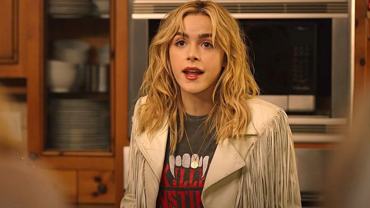 Totally Killer : Kiernan Shipka revit un massacre dans le trailer de la comédie d'horreur Blumhouse