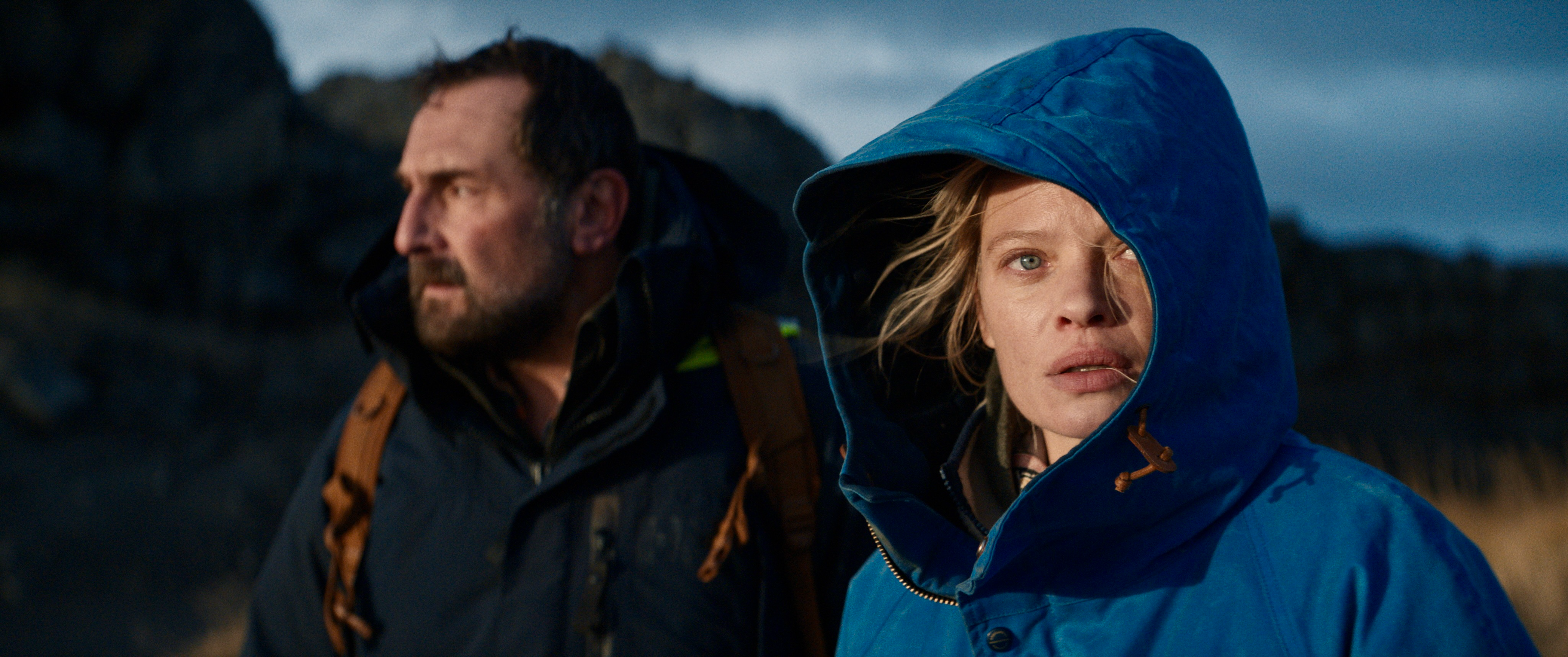 Soudain seuls : Gilles Lellouche et Mélanie Thierry tentent de survivre dans le formidable trailer