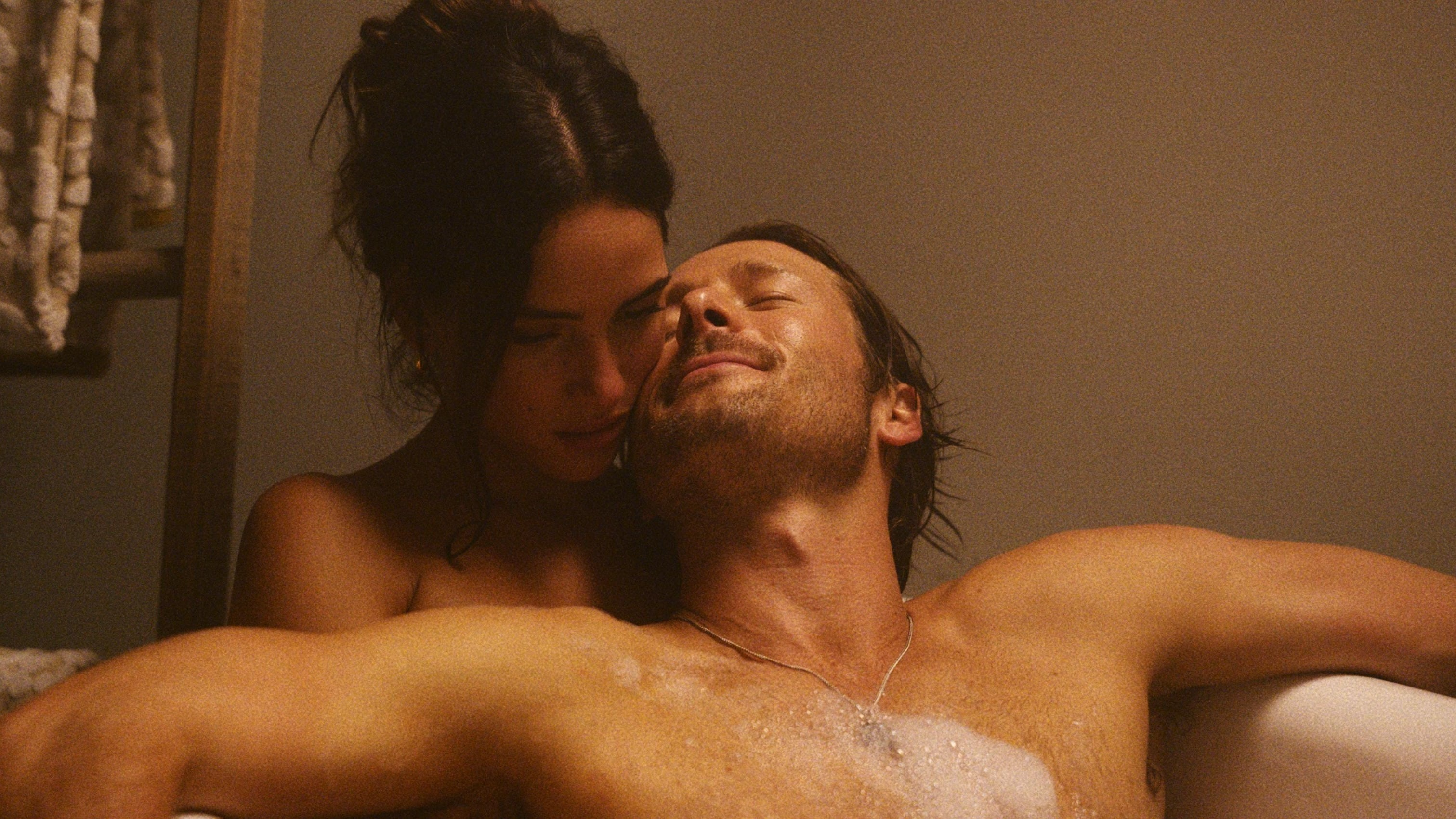 Hit Man : Glen Powell en charmant tueur à gages dans le trailer du film Netflix