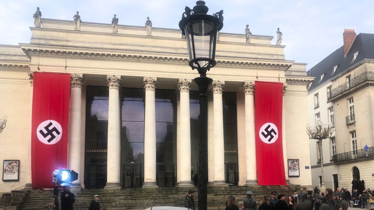 Nantes : des drapeaux nazis déployés pour le tournage d'une série interpellent les passants