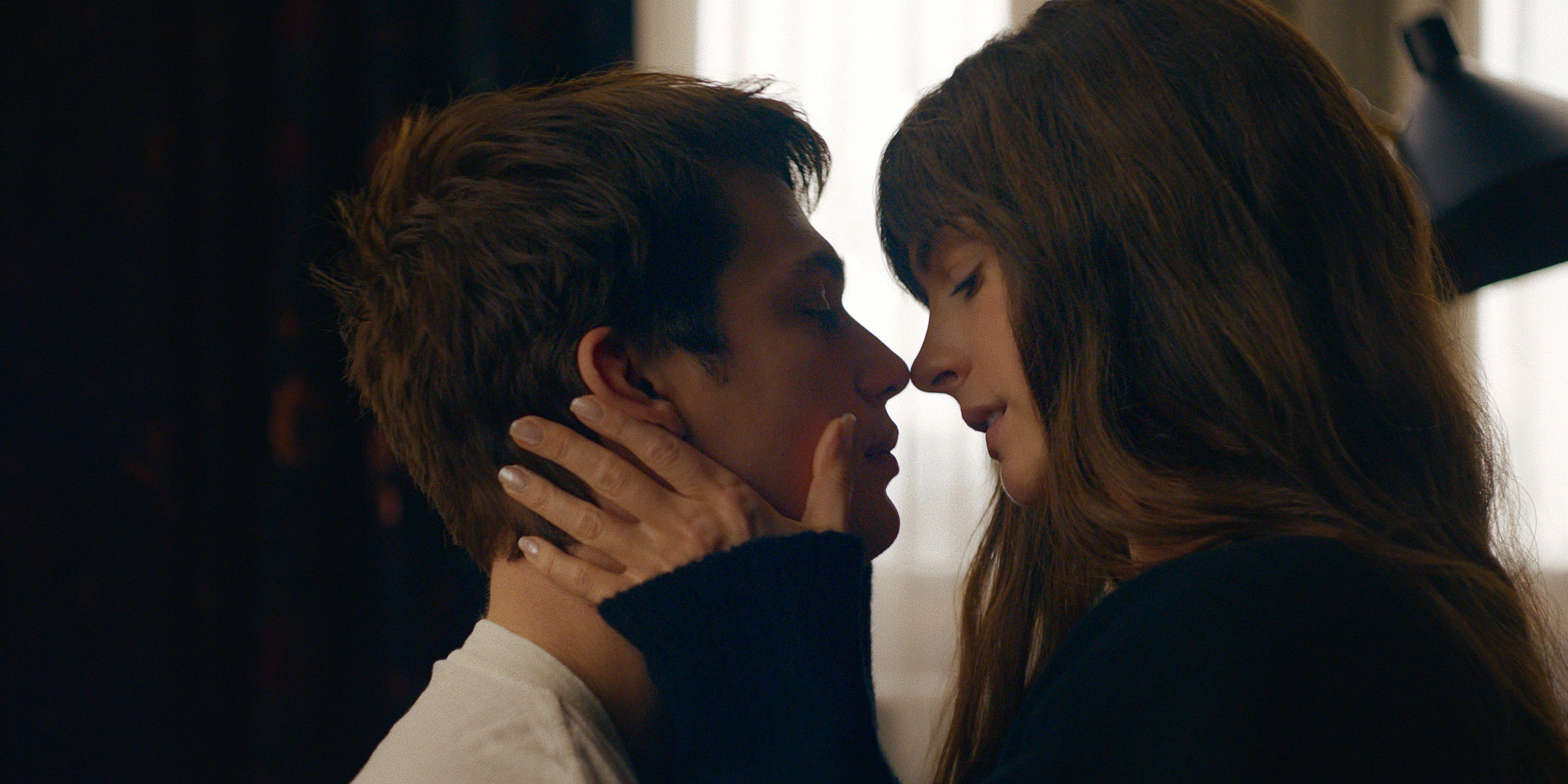 Anne Hathaway dévoile des détails sur le tournage des scènes de sexe de son nouveau film