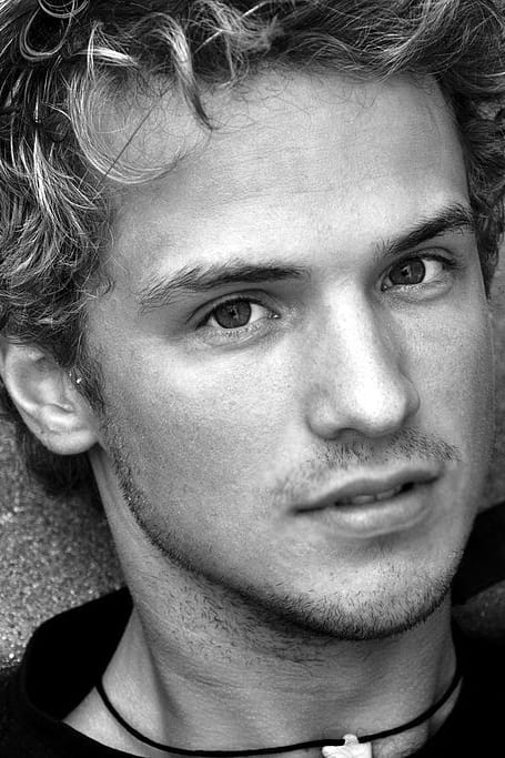 Freddie Stroma