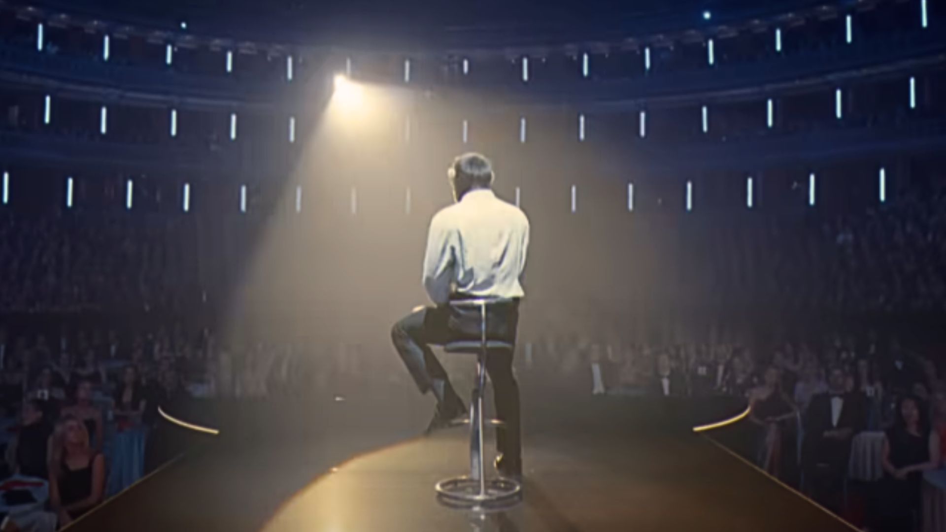 Robbie Williams est vraiment méconnaissable dans ce biopic dingue sur la star de la pop