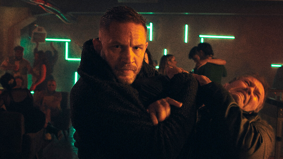 Ce film Netflix ultra violent avec Tom Hardy envoie du (très) lourd selon les premiers avis