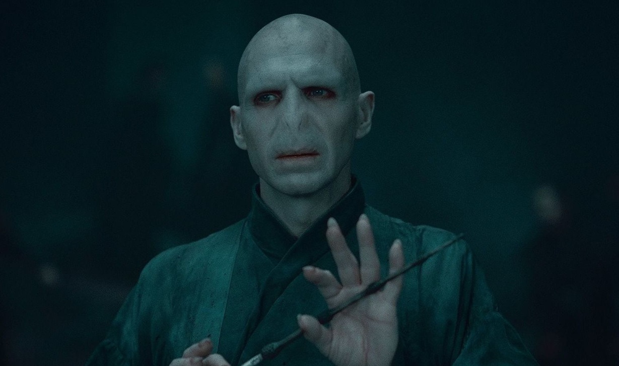 Série Harry Potter : Ralph Fiennes donne un conseil au futur Voldemort