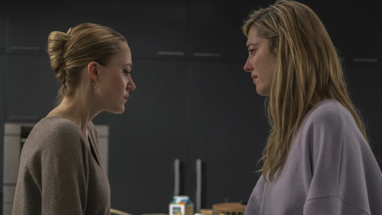 La Main sur le berceau : Maika Monroe et Mary Elizabeth Winstead se dévoilent dans le remake