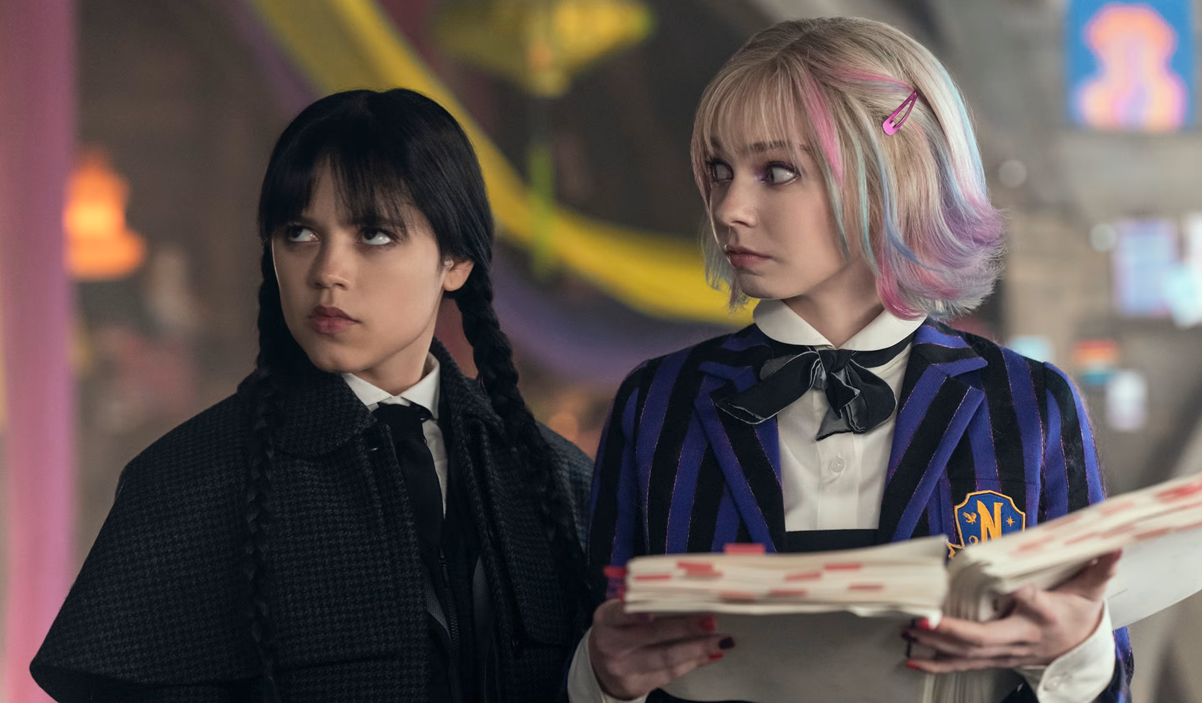 Mercredi : un acteur de la saison 2 s'en va, une autre aura un rôle plus important dans la suite