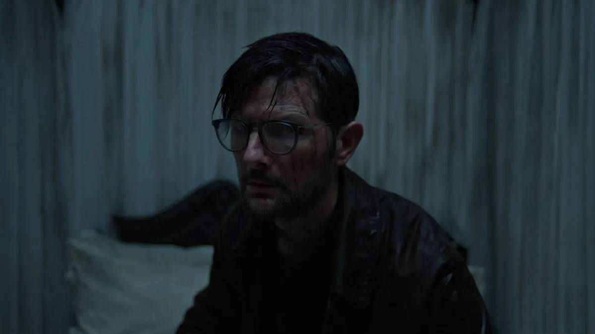 Adam Scott en proie à des phénomènes étranges d’un hôtel hanté dans la bande-annonce d’Hokum 