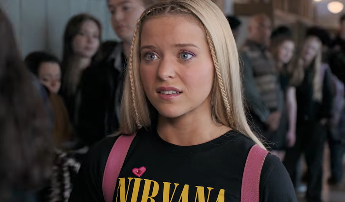 Elle tente de s’intégrer dans le nouveau trailer de la série préquel de La Revanche d’une blonde