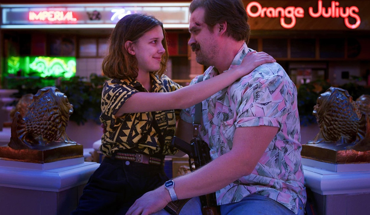Après Stranger Things, David Harbour développe plusieurs projets avec Millie Bobby Brown