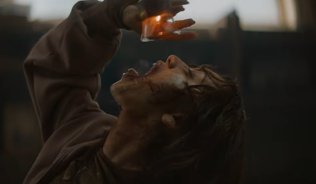 Evil Dead Burn : une créature sème la terreur dans une extrait du film