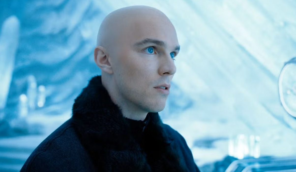 DC : Lex Luthor porte son armure iconique dans la première image de L’Homme de demain